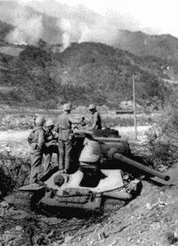Ameri�an� zkoumaj� zni�en� tank T-34.
